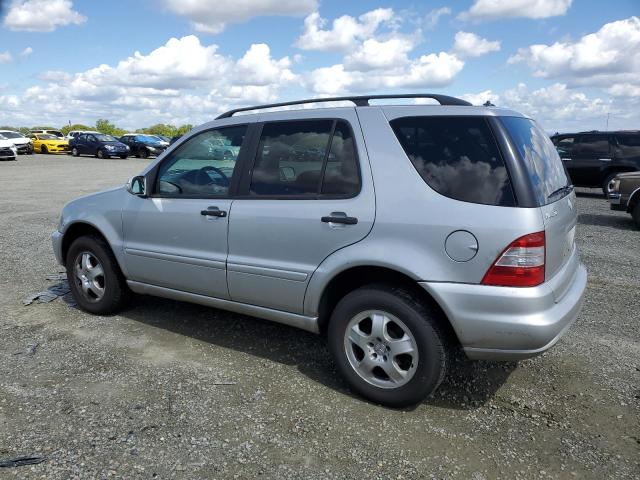 4JGAB54E72A291509 - 2002 MERCEDES-BENZ ML 320 SILVER photo 2