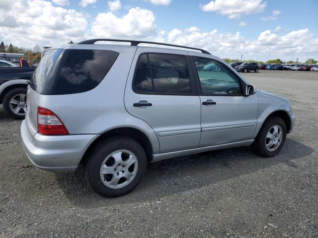 4JGAB54E72A291509 - 2002 MERCEDES-BENZ ML 320 SILVER photo 3