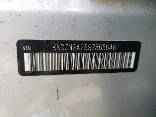 KNDJN2A25G7865646 - 2016 KIA SOUL SILVER photo 12