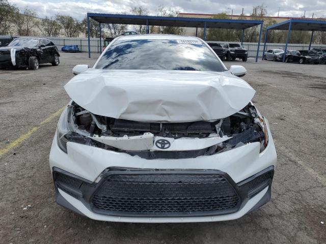 JTDM4MCE5NJ098268 - 2022 TOYOTA COROLLA SE WHITE photo 5