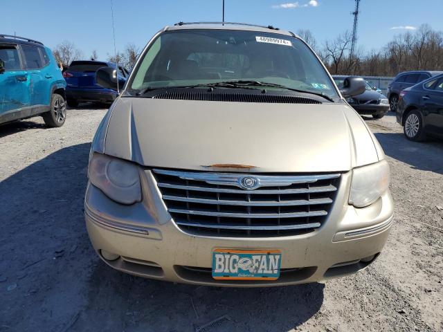 2C8GP64L65R251666 - 2005 CHRYSLER TOWN & COU LIMITED TAN photo 5