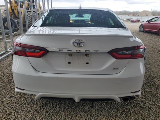 4T1G11AK0NU684366 - 2022 TOYOTA CAMRY SE WHITE photo 6