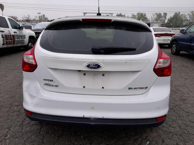 1FADP3R4XDL251719 - 2013 FORD FOCUS BEV WHITE photo 6