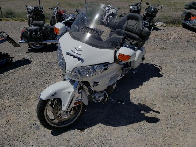 1HFSC47095A402197 - 2005 HONDA GL1800 WHITE photo 2