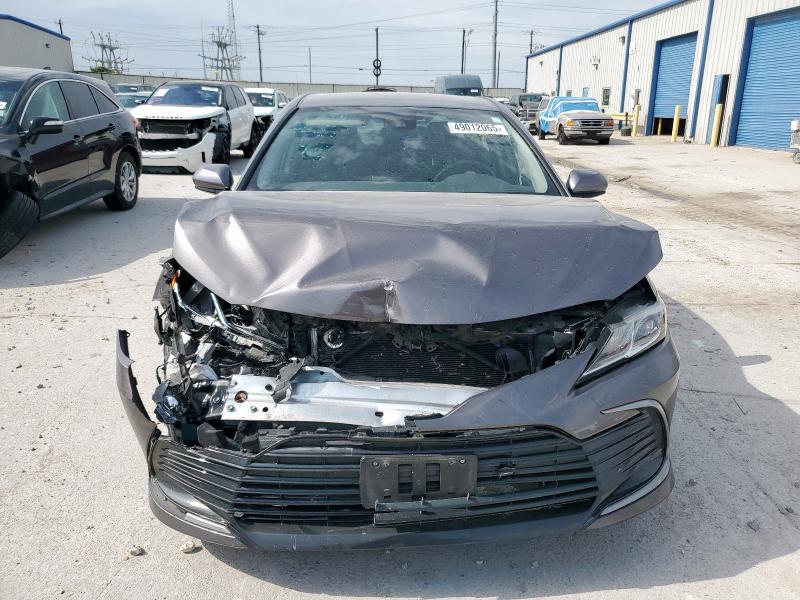 4T1C11AK1MU609575 - 2021 TOYOTA CAMRY LE GRAY photo 5