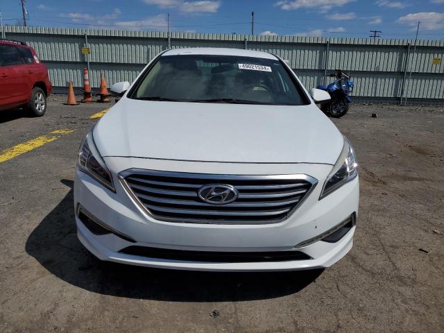 5NPE24AFXFH110415 - 2015 HYUNDAI SONATA SE WHITE photo 5