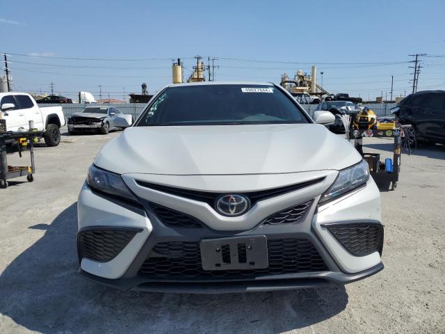 4T1T11AK8PU141235 - 2023 TOYOTA CAMRY SE NIGHT SHADE WHITE photo 5