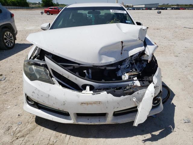 4T1BF1FK6EU405863 - 2014 TOYOTA CAMRY L WHITE photo 5