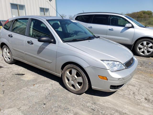 3FAFP37N05R108866 - 2005 FORD FOCUS ZX5 SILVER photo 4