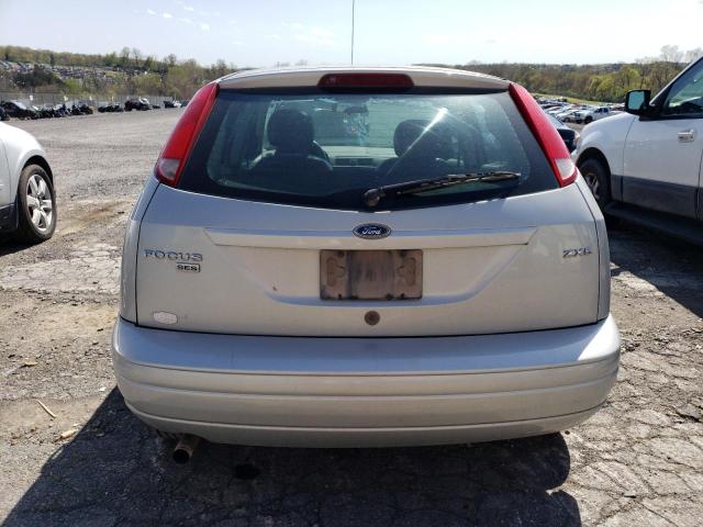 3FAFP37N05R108866 - 2005 FORD FOCUS ZX5 SILVER photo 6