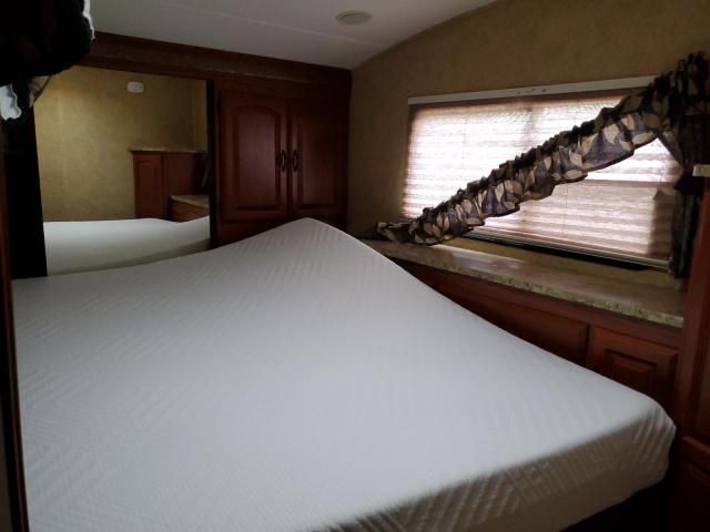 4YDF32527BF630067 - 2011 OUTB TRAVEL TRL WHITE photo 5