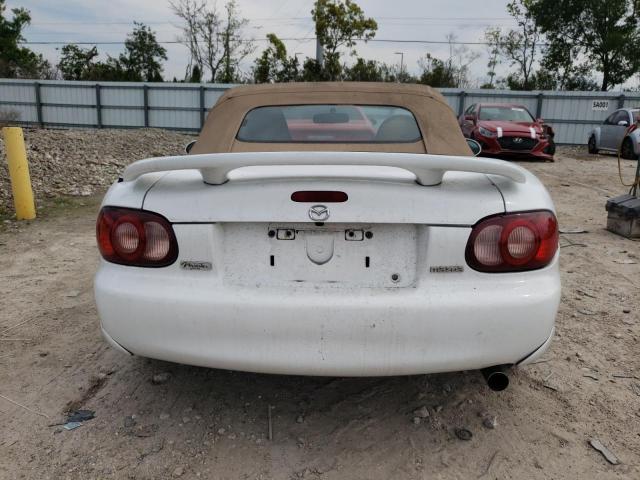 JM1NB353620232416 - 2002 MAZDA MX-5 MIATA BASE WHITE photo 6