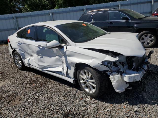 3FA6P0HD3KR239449 - 2019 FORD FUSION SE WHITE photo 4