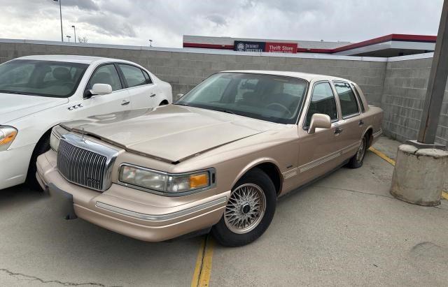 1LNLM82W4TY701658 - 1996 LINCOLN TOWN CAR SIGNATURE GOLD photo 2