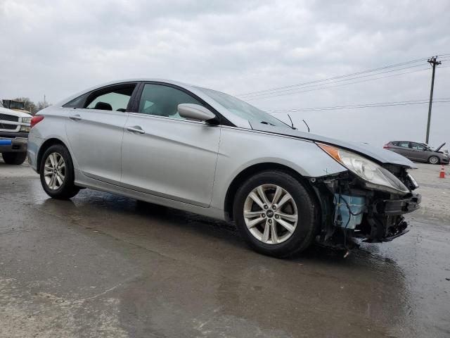 5NPEB4AC8DH639185 - 2013 HYUNDAI SONATA GLS SILVER photo 4