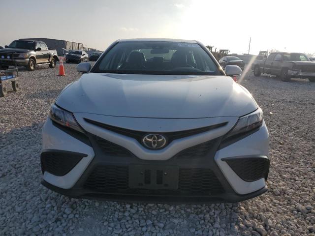 4T1G11AK7PU088545 - 2023 TOYOTA CAMRY SE NIGHT SHADE WHITE photo 5