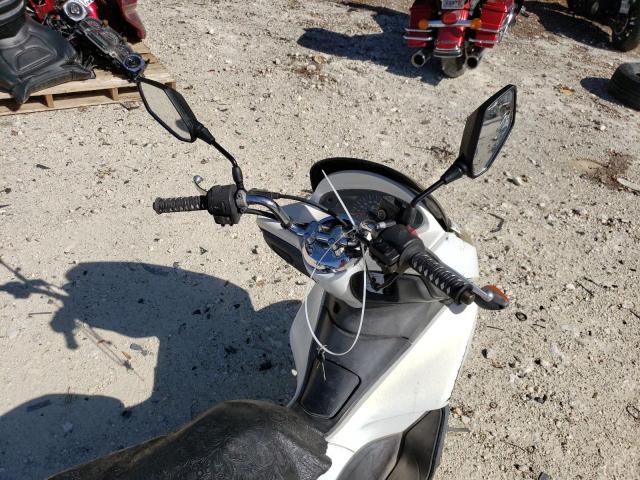 MLHJF2806B5000767 - 2011 HONDA PCX WHITE photo 5