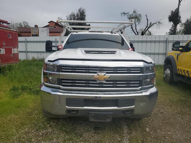 1GB3CYCY3JF258813 - 2018 CHEVROLET SILVERADO C3500 WHITE photo 5