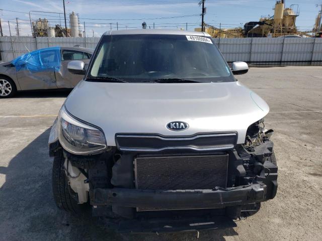 KNDJN2A22J7620696 - 2018 KIA SOUL SILVER photo 5