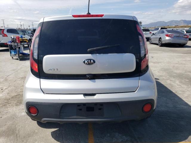 KNDJN2A22J7620696 - 2018 KIA SOUL SILVER photo 6