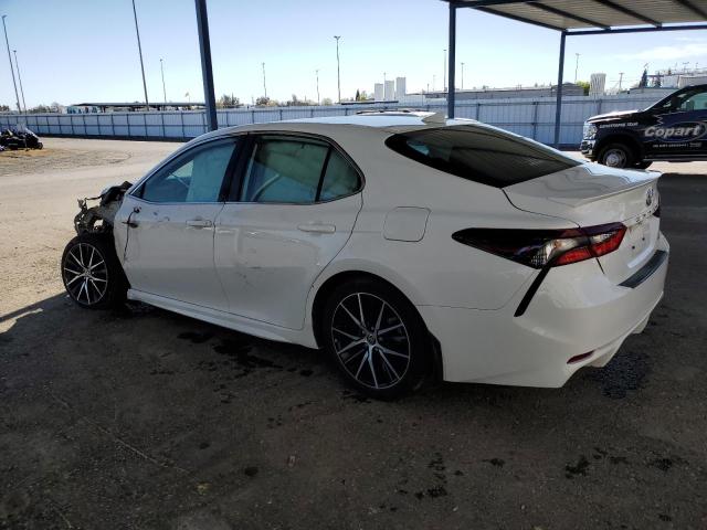 4T1T11AKXPU777946 - 2023 TOYOTA CAMRY SE NIGHT SHADE WHITE photo 2