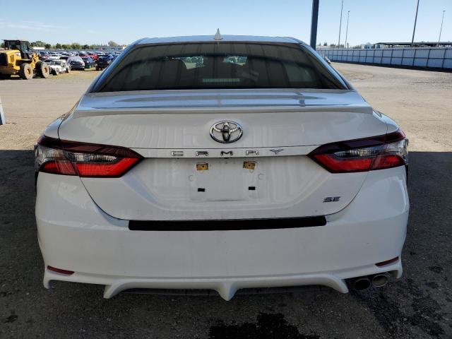 4T1T11AKXPU777946 - 2023 TOYOTA CAMRY SE NIGHT SHADE WHITE photo 6
