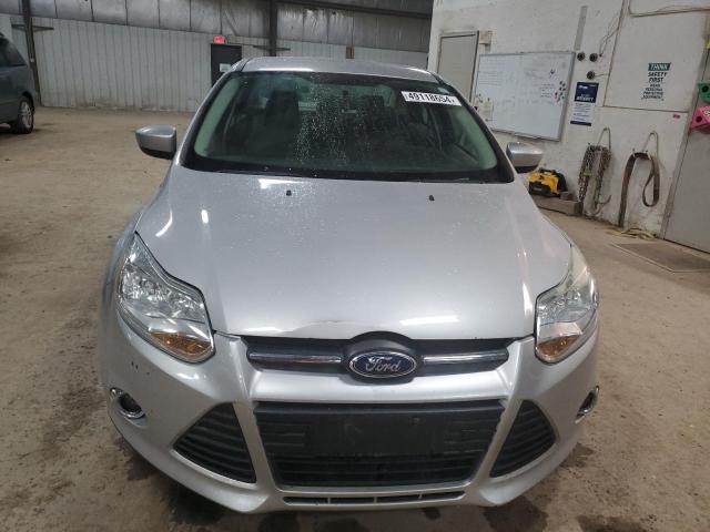 1FAHP3F22CL409943 - 2012 FORD FOCUS SE SILVER photo 5