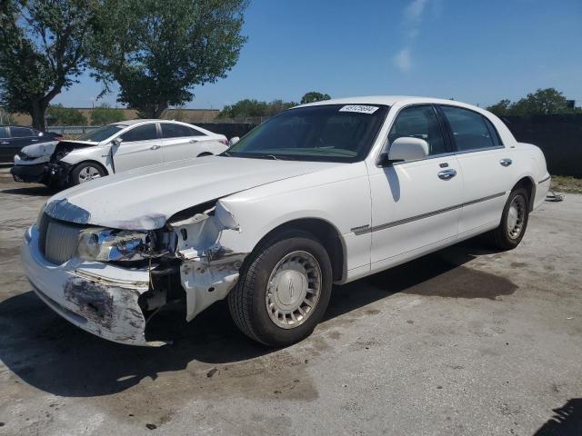 2001 LINCOLN TOWN CAR EXECUTIVE, 