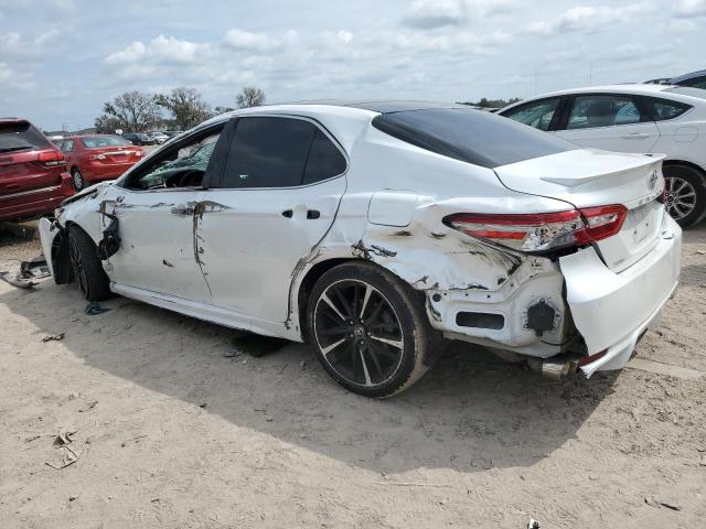 4T1B61HKXJU664010 - 2018 TOYOTA CAMRY XSE WHITE photo 2