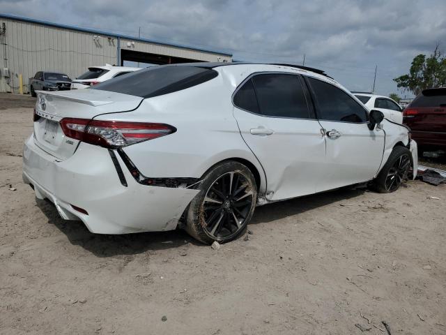 4T1B61HKXJU664010 - 2018 TOYOTA CAMRY XSE WHITE photo 3