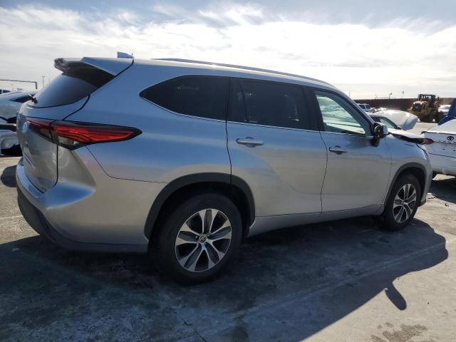 5TDGZRAH0MS528394 - 2021 TOYOTA HIGHLANDER XLE 银色 照片 3