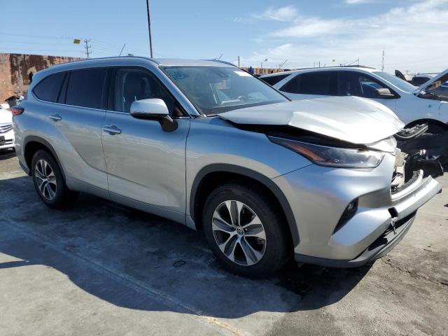 5TDGZRAH0MS528394 - 2021 TOYOTA HIGHLANDER XLE 银色 照片 4