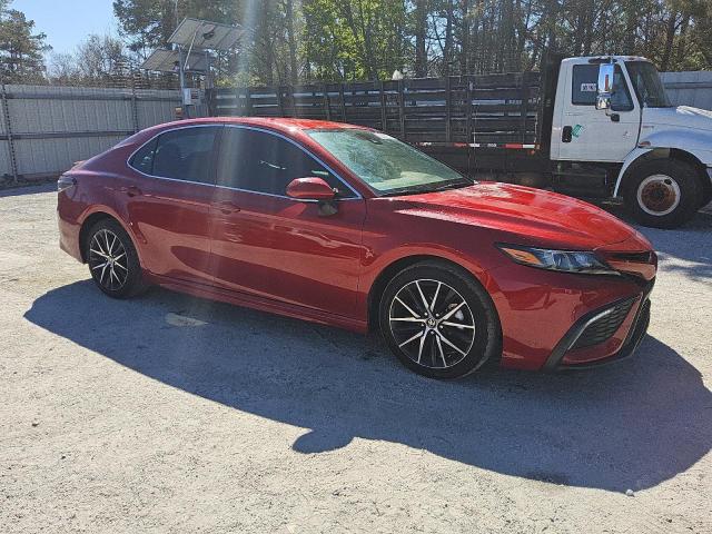 4T1G11AK7PU133435 - 2023 TOYOTA CAMRY SE NIGHT SHADE RED photo 4