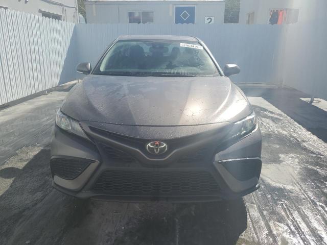 4T1T11AK1RU905493 - 2024 TOYOTA CAMRY SE NIGHT SHADE GRAY photo 5
