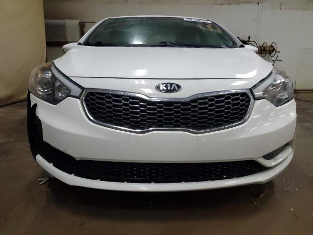 KNAFK4A6XG5616622 - 2016 KIA FORTE LX WHITE photo 5