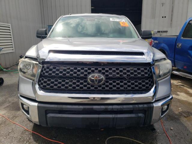 5TFCW5F18JX023687 - 2018 TOYOTA TUNDRA DOUBLE CAB SR/SR5 SILVER photo 5