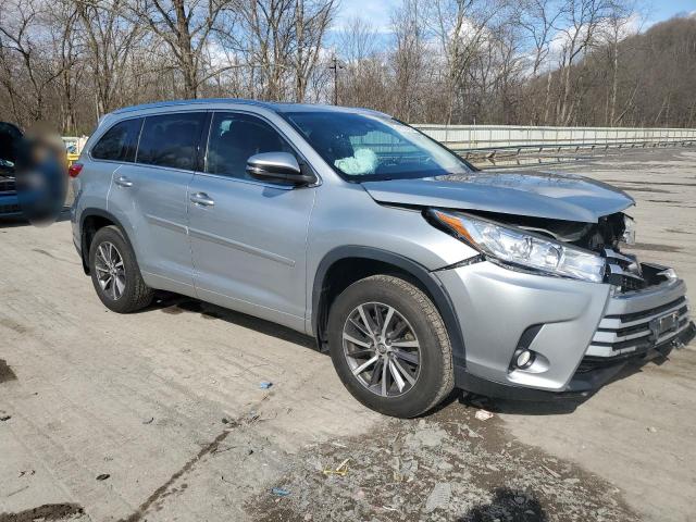 5TDJZRFH9HS426533 - 2017 TOYOTA HIGHLANDER SE SILVER photo 4