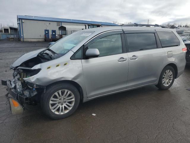 2013 TOYOTA SIENNA XLE, 