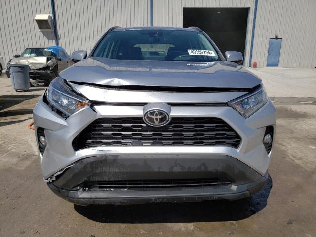 2T3W1RFV1MC122612 - 2021 TOYOTA RAV4 XLE SILVER photo 5