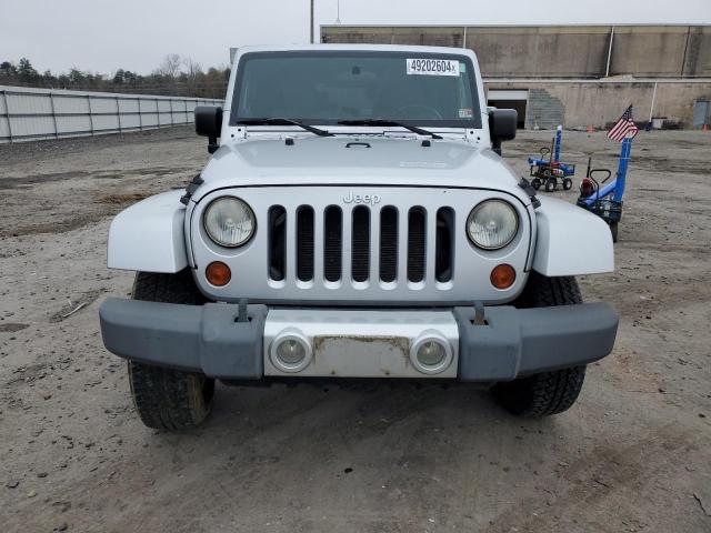 1J4FA54109L701750 - 2009 JEEP WRANGLER SAHARA SILVER photo 5