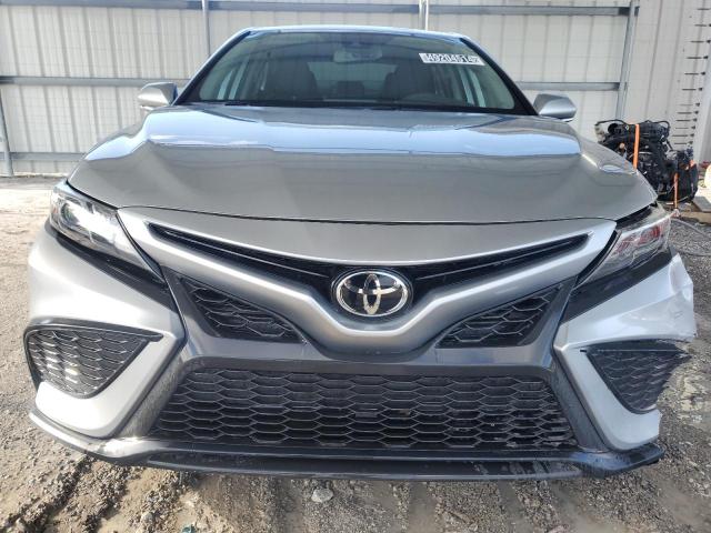 4T1T11AK2RU870916 - 2024 TOYOTA CAMRY SE NIGHT SHADE SILVER photo 5