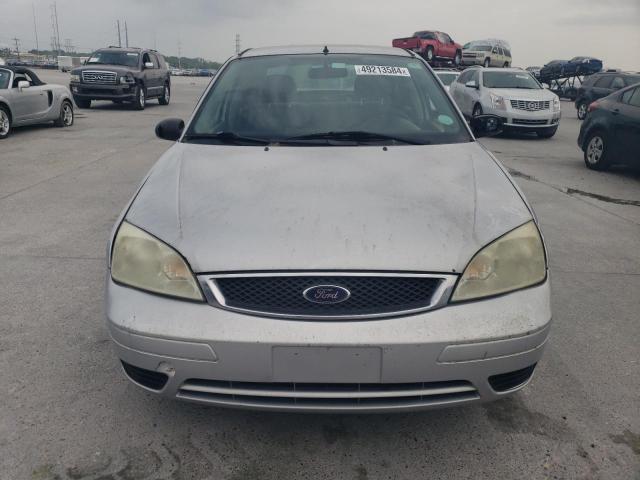 1FAFP34N76W208546 - 2006 FORD FOCUS ZX4 SILVER photo 5