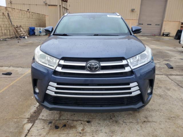 5TDKZRFH7HS215996 - 2017 TOYOTA HIGHLANDER SE BLUE photo 5