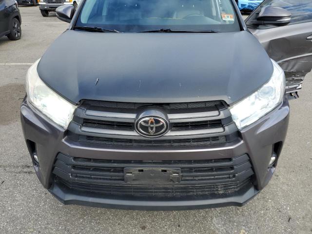 5TDJZRFHXHS415590 - 2017 TOYOTA HIGHLANDER SE GRAY photo 12