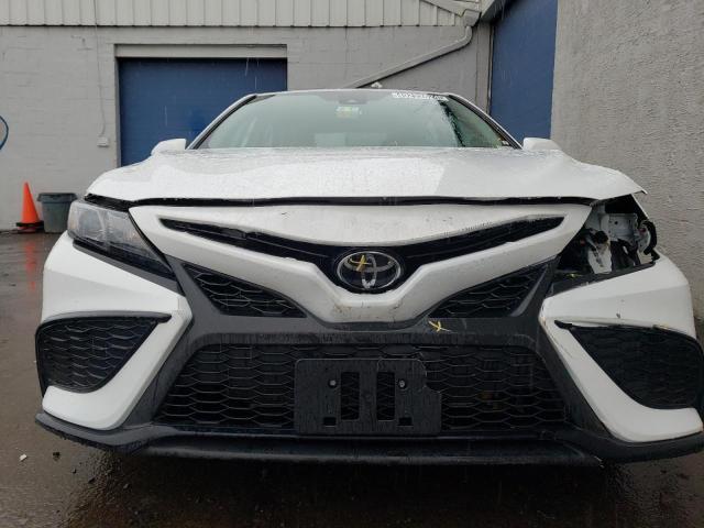 4T1G11AK2PU787114 - 2023 TOYOTA CAMRY SE NIGHT SHADE WHITE photo 5