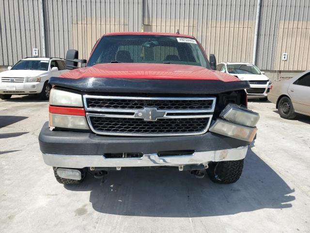 1GCHK23206F104838 - 2006 CHEVROLET 2500 HD K2500 HEAVY DUTY RED photo 5