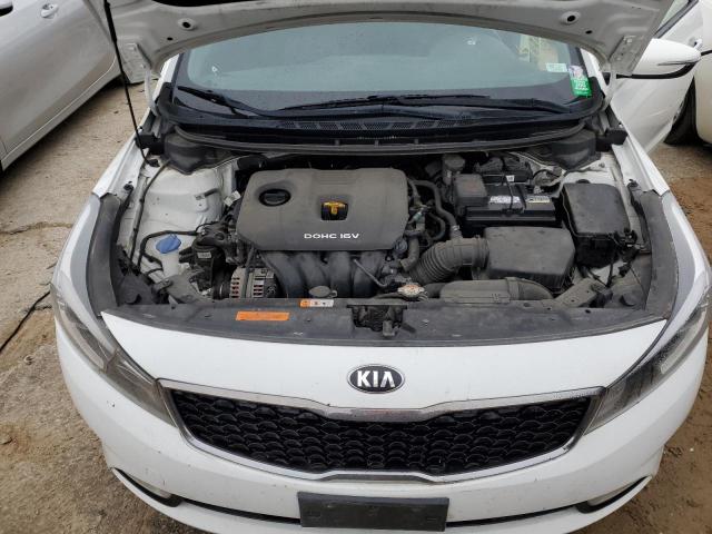 3KPFL4A75JE214673 - 2018 KIA FORTE LX WHITE photo 11