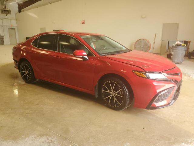4T1G11AKXPU163352 - 2023 TOYOTA CAMRY SE NIGHT SHADE RED photo 4
