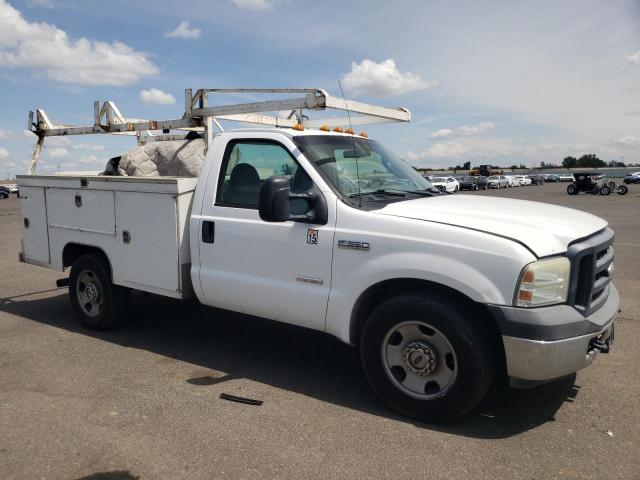 1FDWF34P27EB16830 - 2007 FORD F350 SRW SUPER DUTY WHITE photo 4