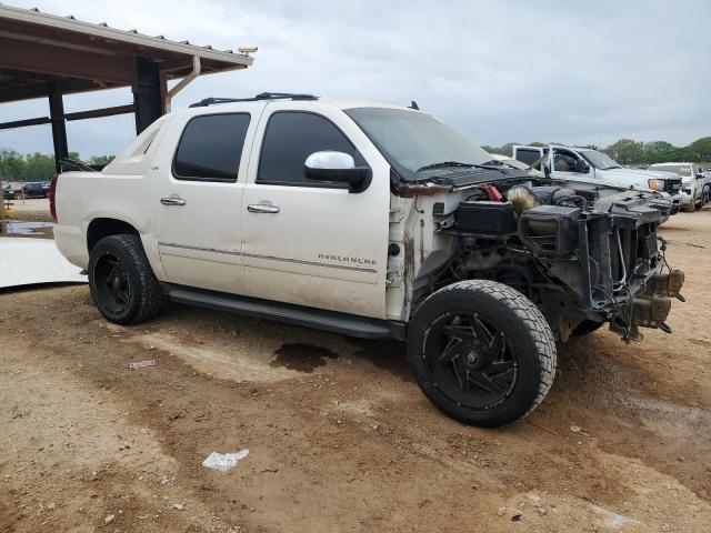 3GNTKGE3XBG198854 - 2011 CHEVROLET AVALANCHE LTZ WHITE photo 4